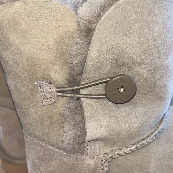 UGG Bailey Button Boot size 5 youth/6.5 women color light loden green. - Picture 12 of 13